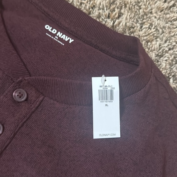 Old navy men’s long sleeve.- B2 - Picture 3 of 3